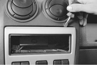 Как снять панель приборов логан Removal and installation of the instrument panel (Renault Logan 1, 2004-2012, pe