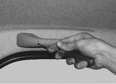 Примечание. Замена показана на примере левого заднего поручня, остальные поручни заменяют…