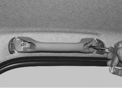 1. Поддев отверткой, откиньте две заглушки винтов крепления поручня.