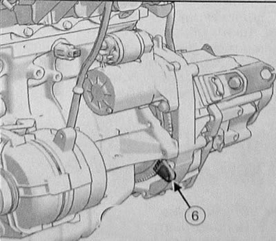 11. Установить приспособление для фиксации маховика (Mot. 582-01) (6).