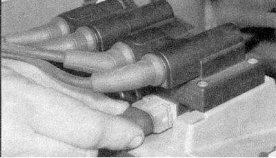 2a. На рухавіках 1.6 л (К7М) адлучыце і зніміце пластмасавае вечка.