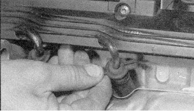 2b. Адчэпіце СТСТ правады свечак запальвання ад іх фіксатара, адкруціце шрубы, якія мацуюць…