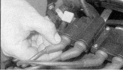 2c. Перамесціце фіксатар у бок (звернецеся да ілюстрацый). На 16-затамкавых 2.0 л рухавіках (F7R)…