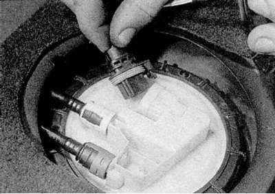 3. Za pomocą śrubokręta zdejmij plastikową osłonę z podłogi, aby uzyskać dostęp do pompy (zobacz…