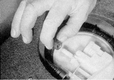4. Odłącz złącze elektryczne od pompy paliwa i zamocuj złącze do nadwozia pojazdu, aby zapobiec…