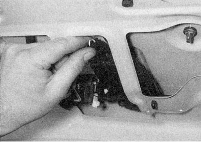 1. Отсоедините тягу и отделите ее от сборки кнопки замка (обратитесь к сопроводительной…