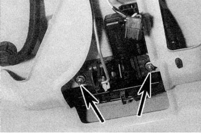 2. Отсоедините разъем электропроводки от активатора единого замка (где имеются) (обратитесь к…