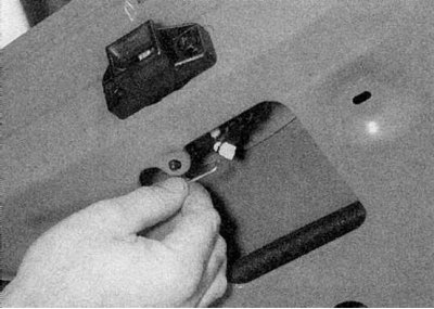 1a. Отсоедините пластмассовую облицовку.