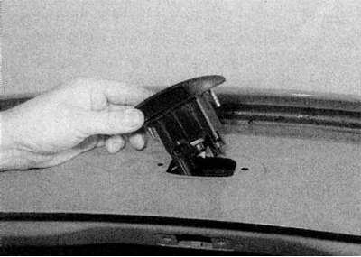 1b. Oсвободите крепежную скобу и отсоедините тягу от сборки кнопки (обратитесь к иллюстрациям).