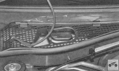 Проверка уровня и доливка жидкости в бачок омывателя (Рено Сандеро 1 ...