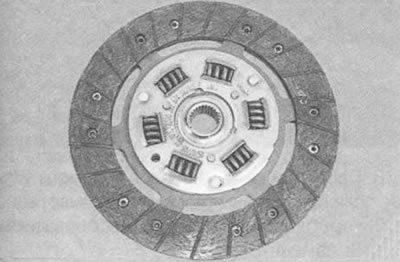 Нажимной диск смонтирован в стальном штампованном кожухе 2 (рис. 6.1), прикрепленном болтами к…