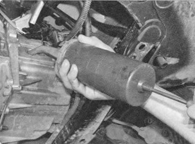 2. Праверце ўзровень алею: ён павінен быць у ніжняй абзы наліўной адтуліны.