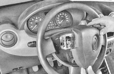 2. Усталюйце рулявое кола ў становішча, якое адпавядае прамалінейнаму руху аўтамабіля.