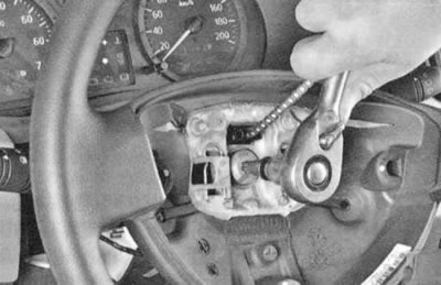 3. Зніміце модуль падушкі бяспекі (гл. «Зняцце і ўстаноўка падушкі бяспекі вадзіцеля»).