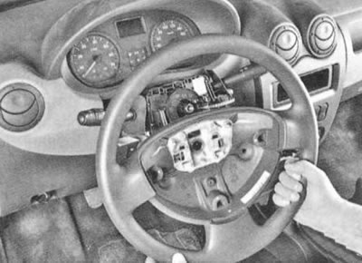 Папярэджанне. Не выварочвайце ніт мацавання рулявога кола цалкам, каб пазбегнуць траўміраванні пры…