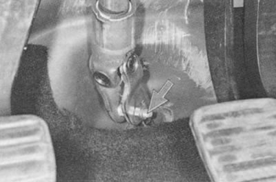 4. Зніміце выключальнік (замак) запальвання, гл. «Зняцце і ўстаноўка выключальніка (замка)…