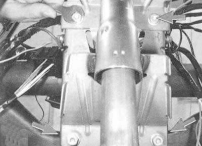 5. Пад панэллю прыбораў адкруціце гайку і выміце ніт клемавага злучэння рулявога вала з валам…