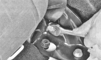 3. Zdejmij poduszkę tylnego siedzenia (patrz podrozdział «Wyjmowanie i instalowanie tylnego…