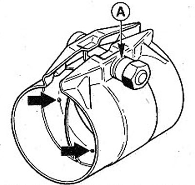 6.7 Концы обеих труб должны прилегать к штифтам на внутренней стороне хомута (см. стрелки)