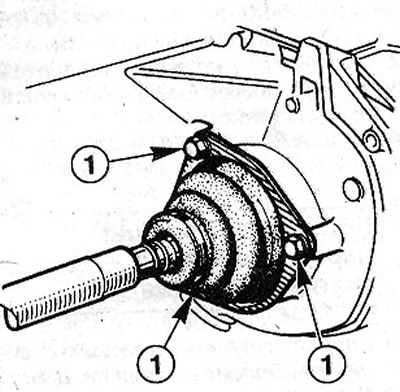 10.4 Вывинтите три болта 1 крепления манжеты внутреннего ШРУСа к коробке передач