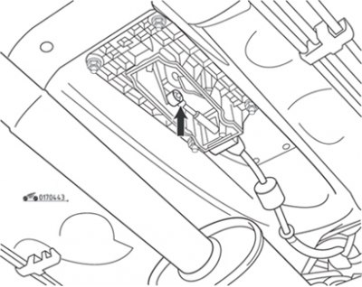 Рис. 4.43. Соединение троса селектора с шарниром рычага селектора (стрелка)