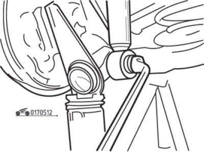 Рис. 5.12. Выворачивание нижнего болта крепления заднего амортизатора