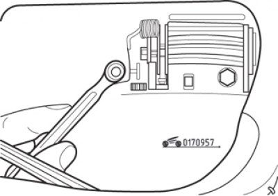Мал. 9.57. Адварочванне гайкі мацавання вонкавай ручкі перадпакояў дзверы
