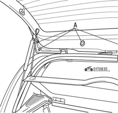 Рис. 8.30. Винты (А) крепления верхней панели двери задка