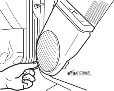 Мал. 8.65. Адлучэнне дэкаратыўнай рашоткі ад корпуса гучнагаварыцеля на перадпакоях дзверы
