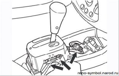 Рисунок 4.42. Отсоединение контактных разъемов от узла рычага селектора (стрелки)