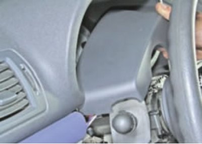 Выверните три винта крепления кожуха рулевой колонки.