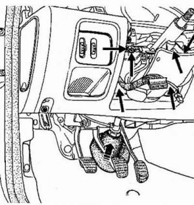 18. Отверните от рулевой колонки по два болта и одному винту крепления чехла, вытяните чехол из…