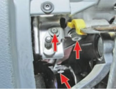 18. Отверните от рулевой колонки по два болта и одному винту крепления чехла, вытяните чехол из…