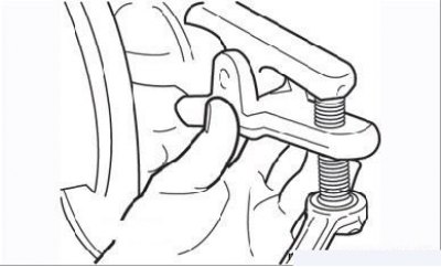 Рисунок 6.25. Отсоединение пальца рулевого наконечника от поворотного кулака с помощью съемника