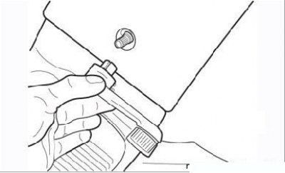 Рисунок 9.34. Снятие ручки стеклоподъемника с передней двери