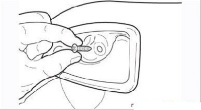Рисунок 9.35. Винт крепления накладки внутренней ручки двери