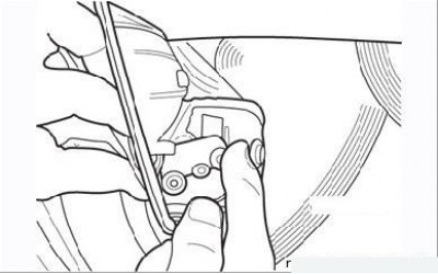 Рисунок 9.36. Отсоединение наконечника троса от внутренней ручки двери