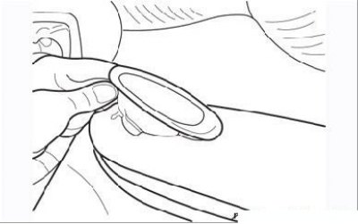 Рисунок 9.38. Снятие накладки подлокотника передней двери