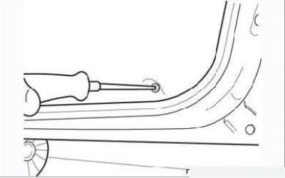 Рисунок 9.40. Выворачивание винта крепления нижнего края обивки передней двери
