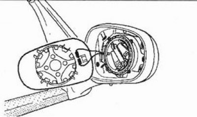 2. При необходимости отсоедините разъем подогревателя стекла.