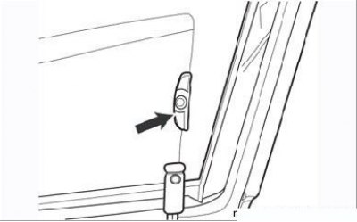 Рисунок 9.73. Направляющая пластина (стрелка) на опускном стекле передней двери