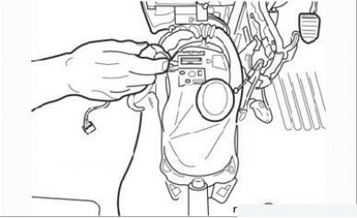 Рисунок 9.122. Выворачивание винтов крепления воздуховодов к кронштейну ЭБУ