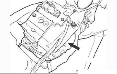 Рисунок 9.123. Освобождение фиксатора проводки и разъединение контактных разъемов ЭБУ